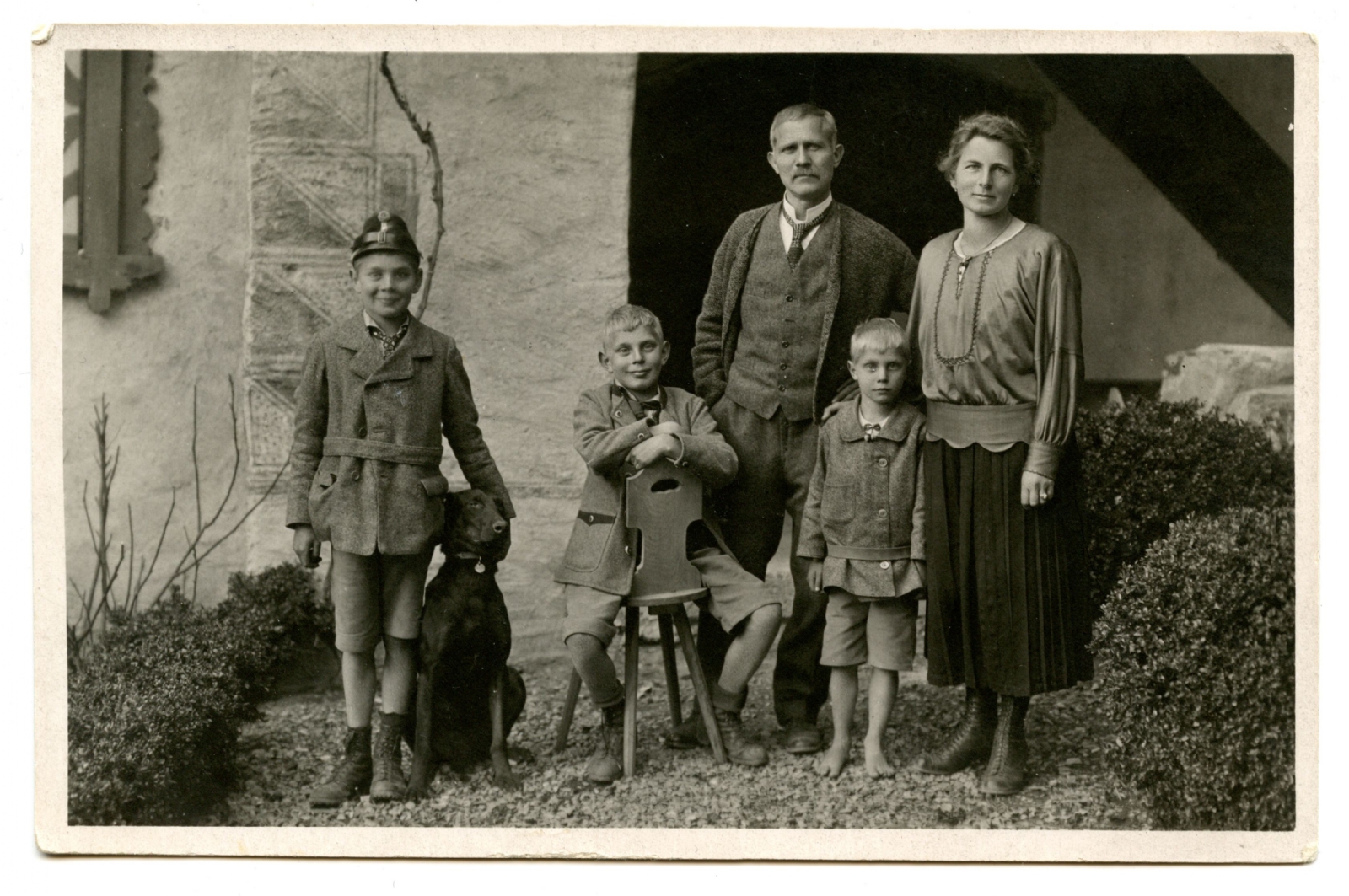 Egon und Maria Rheinberger mit den Kindern Hans, Peter und Rudolf auf Burg Gutenberg, 1924 / Unbekannt / SgAV_17_001_144, AKU-LA, Liechtensteinisches Landearchiv.