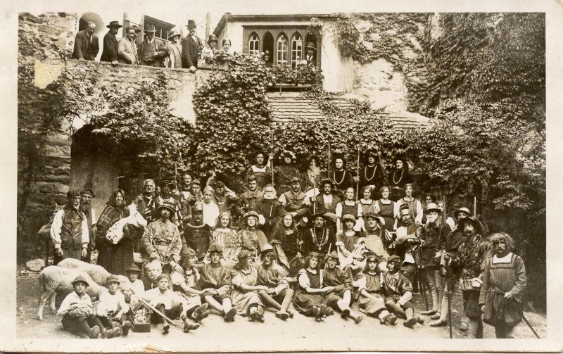 Freilichtspiele auf Gutenberg: Theatergruppe im Burghof, 1925 / Photo Hall, Bad Ragaz / SgAV_04_005_004, AKU-LA, Liechtensteinisches Landesarchiv.