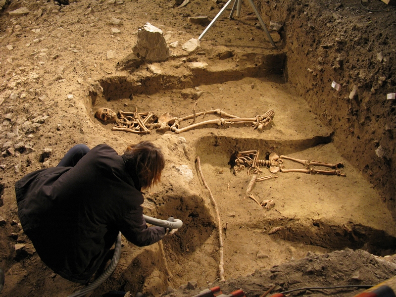 Ausgrabung 2008 in der Kapelle, Freilegung von Bestattungen<br>© Archäologie, Amt für Kultur, Liechtensteinische Landesverwaltung.