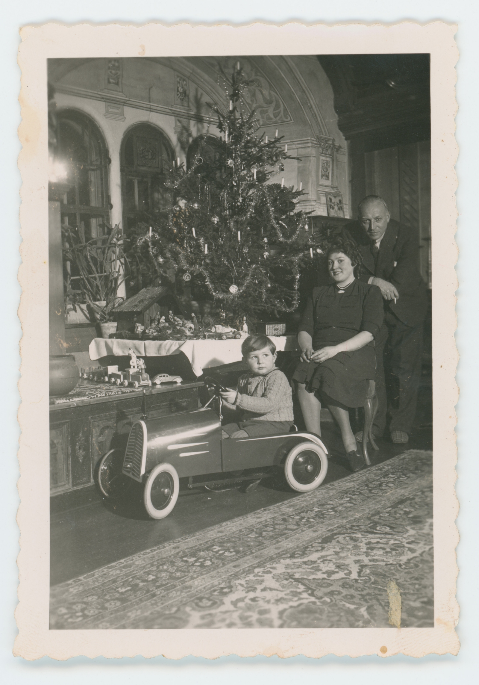 Familie Haas: Sohn Hanno (1938–1972), Otto (1897–1954) und Elisabeth Haas, geb. Hohl (1911–1983), Balzner Sammlungen.