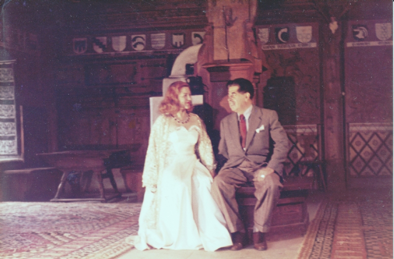 Hermine und Miguel im Rittersaal, 1960er Jahre, Balzner Sammlungen.